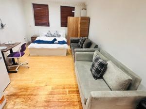 Budget flat in Shepherds Bush - Near Westfield & Tube