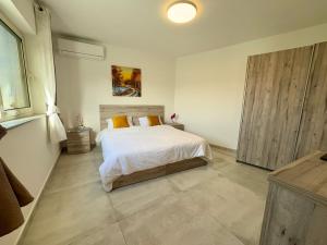 New 2 BR Sunset Penthouse by MaBeLi