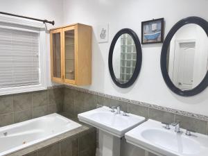Bright Upper Suite 2BR with Workspace Niagara Falls