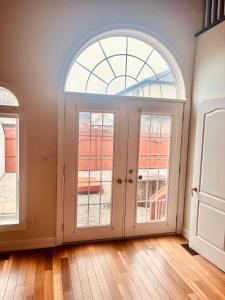 Bright Upper Suite 2BR with Workspace Niagara Falls