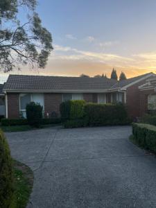Donvale House 15KM to CBD 3 Bed rooms