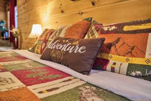 Perfect 1 BR with Loft Cabin Between Pigeon Forge and Gatlinburg