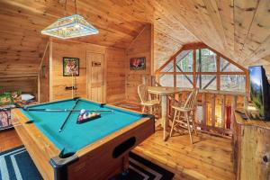 Perfect 1 BR with Loft Cabin Between Pigeon Forge and Gatlinburg