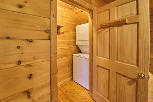 Perfect 1 BR with Loft Cabin Between Pigeon Forge and Gatlinburg