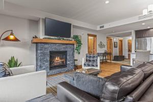 Luxury Mountain Haven Views Hot Tub Patio Spacious Quiet Central