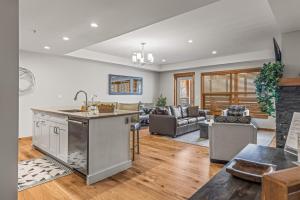 Luxury Mountain Haven Views Hot Tub Patio Spacious Quiet Central
