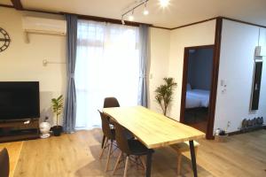 那覇空港20分 高速道路7分 イオンタウン徒歩10分 便利な貸切宿最大6名