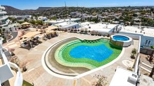 Luxurious 2-bedroom apartment steps from the beach