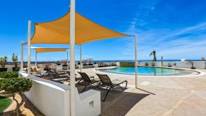 Luxurious 2-bedroom apartment steps from the beach