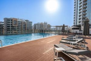 Free Housekeeping During Your Stay - StayShort - Contemporary 1BR Meydan Sleeps 4