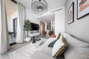 Free Housekeeping During Your Stay - StayShort - Contemporary 1BR Meydan Sleeps 4