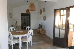 The perfect getaway an intimate retreat in a modern house