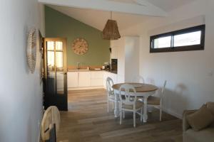 The perfect getaway an intimate retreat in a modern house