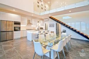 Infinity Pool Bay Views BBQ Walk to Beach