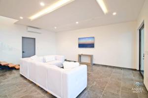 Infinity Pool Bay Views BBQ Walk to Beach