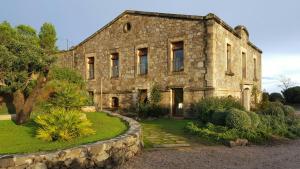 Farmhouse With Reservoir Views Near Tarragona