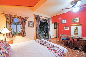 Suite Steps from Malecon Beach Dining Stripe