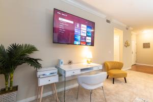 2 bed 2 bath, Hollywood, WIFI, Parking, 24 hr Gym