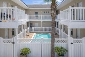 In Entertainment District Ample Bedding Pool