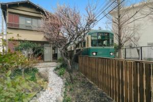 Kamakura Suzune - Japanese Villa - Enoden view