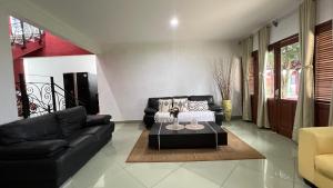 Villa FERIDYS Cimaung, Private Mountain View Villa with Pickleball Court