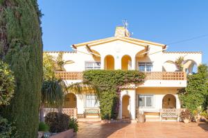 Residencial ALBERES, apartamentos con PISCINA, BARBACOA, parking y wifI cerca del mar