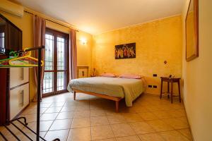 Spacious Accommodation in Lainate - 2 Large Bedrooms for 4