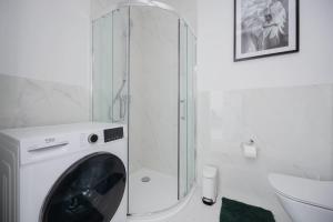 Stylish Apartment with Parking & City View by Renters Prestige