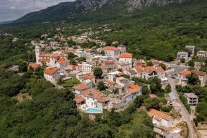 Castle with Stunning Views by AneoTravel