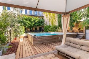 Discovery - a villa with a swimming pool that revealsits charm
