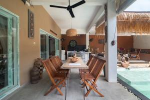 Jellyfish R 2BR for Groups, 5 Min to Thomas Beach