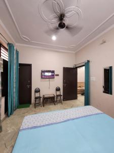 SPACIOUS HOUSE NEAR MEDANTA SEC 38 Hairsh Home Stay