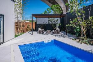 福岡の一棟貸ヴィラ 駅まで徒歩1分 プライベートプール ゴルフシュミレーション 屋内サウナ