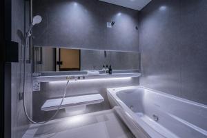 福岡の一棟貸ヴィラ 駅まで徒歩1分 プライベートプール ゴルフシュミレーション 屋内サウナ