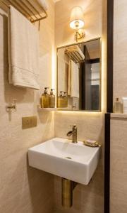 Hotel De Grand Near IGI Delhi Airport