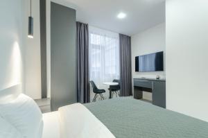 14-2 Diplomat Hall, Zhylianska 59, Kyiv centre, panoramic city view, 15 kW backup power, Petrovdom Apartment