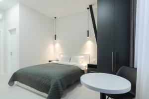 14-2 Diplomat Hall, Zhylianska 59, Kyiv centre, panoramic city view, 15 kW backup power, Petrovdom Apartment