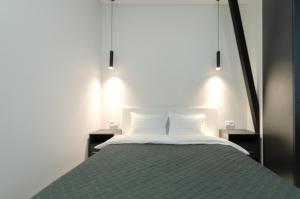 14-2 Diplomat Hall, Zhylianska 59, Kyiv centre, panoramic city view, 15 kW backup power, Petrovdom Apartment