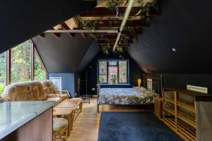 Stylish Harlow Studio w Garden Access & Fast WiFi