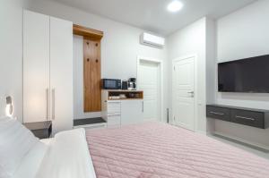 14-1 Diplomat Hall, Zhylianska 59, Kyiv centre, stunning city view, 15 kW backup power, Petrovdom Apartment