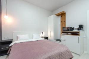 14-1 Diplomat Hall, Zhylianska 59, Kyiv centre, stunning city view, 15 kW backup power, Petrovdom Apartment