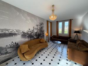 Le Palmier spacieux, lumineux, bien équipée, 9 p, beau jardin clos terrasse, parking privatif 7 kms Bayeux proche plages du débarquement