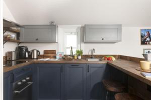 St Clements Cottage - FREE WiFi - Pets Welcome - Great Outdoor Area - Close to Sea