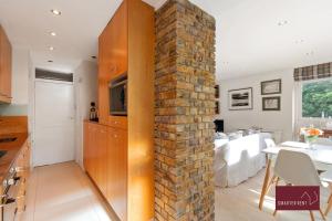 Richmond Three Bedroom Flat Parking