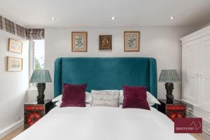 Richmond Three Bedroom Flat Parking