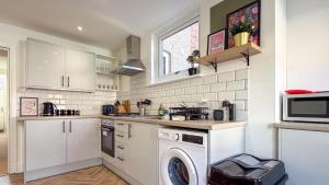 Mather Road 5 Bedroom 5 En-Suite Contractor House in Oxton by Rework Accommodation