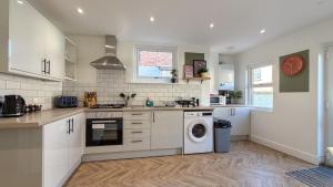 Mather Road 5 Bedroom 5 En-Suite Contractor House in Oxton by Rework Accommodation