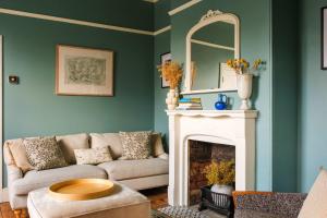 NEW Victorian Residence - sleeps 12