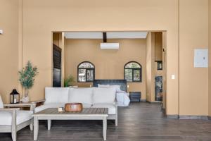 Beachfront Ocean-View Suite, Infinity Pool, Private Patio, Surf-Fish Paradise