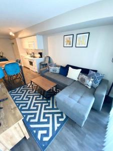 High Floor 1 Bedroom & Den Condo Iceboat Terrace Downtown Toronto
